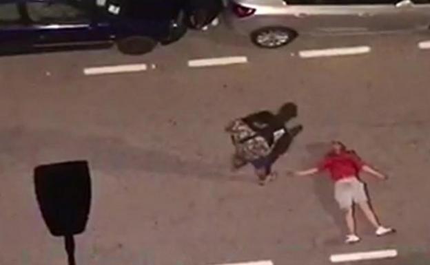 Dan una paliza a un hombre en Valencia, le sacan fotos y huyen