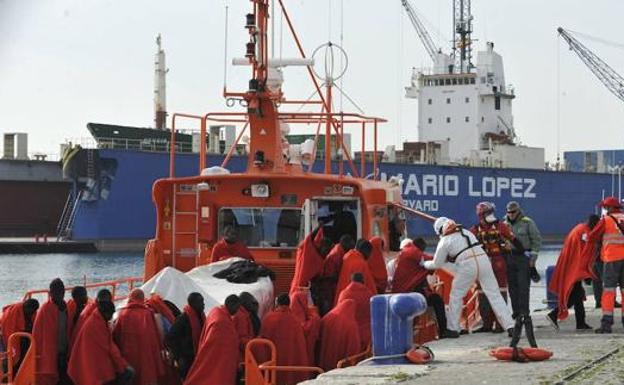 Trasladan a Málaga a 69 personas rescatadas en dos pateras