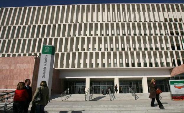 Un año de cárcel y 2.700 euros de multa a una mujer por simular el robo de su bolso en Torre del Mar