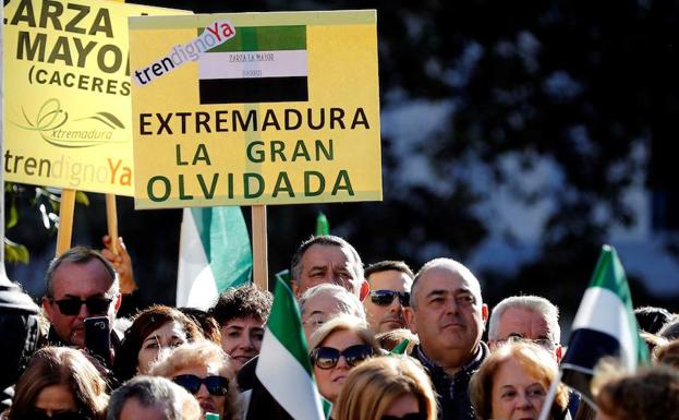 Miles de extremeños abarrotan el centro de Madrid para exigir un tren digno