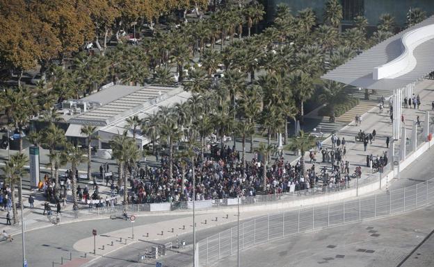 La concentración contra la torre del Puerto de Málaga reúne a unas 300 personas en el Palmeral