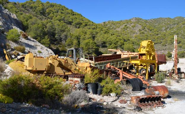 Nerja negocia la retirada de maquinaria pesada abandonada en el parque natural desde 2000