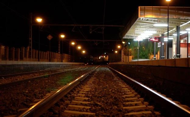 La jueza quiere saber si se pidió interrumpir el tráfico ferroviario tras la desaparición de Lucía Vivar en Pizarra