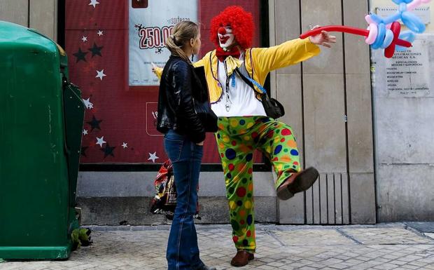 Málaga incluye a mimos y pintores callejeros entre las actividades permitidas en la calle