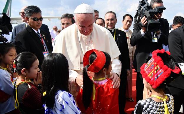 El Papa se reúne con el general responsable de la persecución a los rohinyá en el inicio de su delicada visita a Birmania