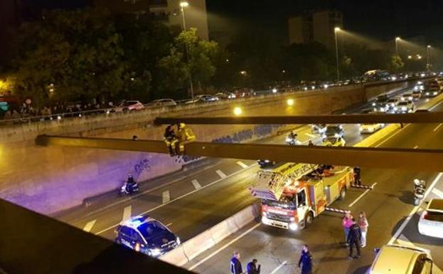 Espectacular rescate en Sevilla para evitar que una mujer se lance a la vía