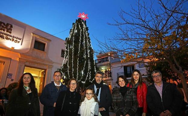 Benalmádena retrasa la instalación de su alumbrado entre críticas de comerciantes