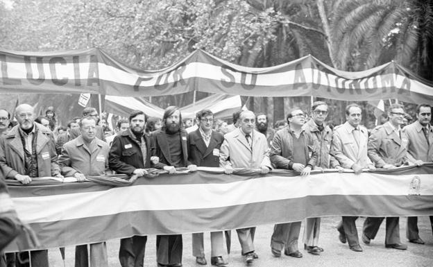 La cabecera de la manifestación, con los representantes de las principales fuerzas parlamentarias. 