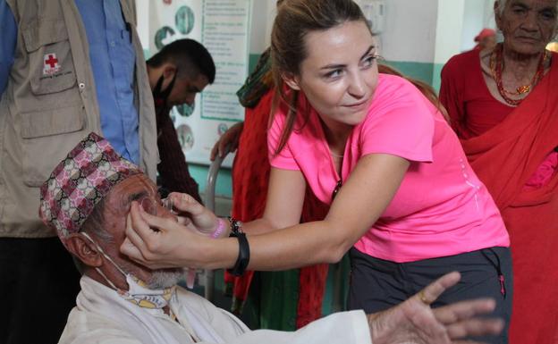 Una óptica malagueña viaja hasta Nepal para graduar la vista a poblaciones empobrecidas
