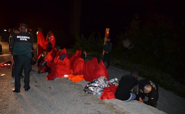 Fallece ahogado un hombre tras saltar al mar desde una patera cerca de Maro