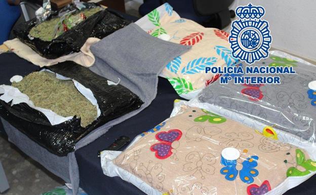 Interceptan 7 kilos de marihuana ocultos en fundas de almohada en una empresa de mensajería