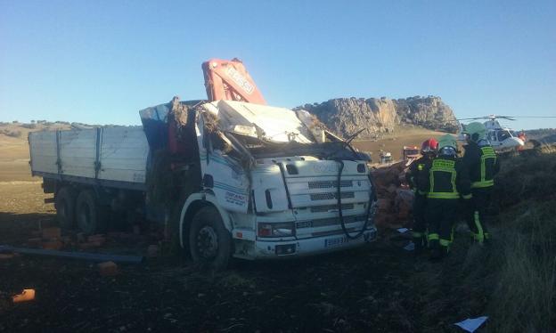 Un camionero herido al salirse de la vía en Ronda