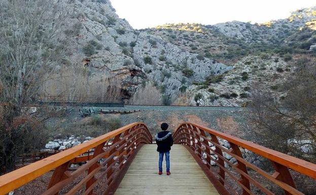 La Cueva del Gato reabre a las visitas tras la instalación de un nuevo puente de acceso