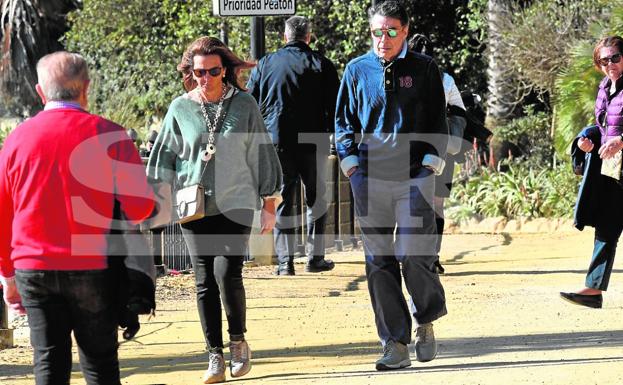 Ignacio González pasea por Marbella un mes después de abandonar la prisión preventiva