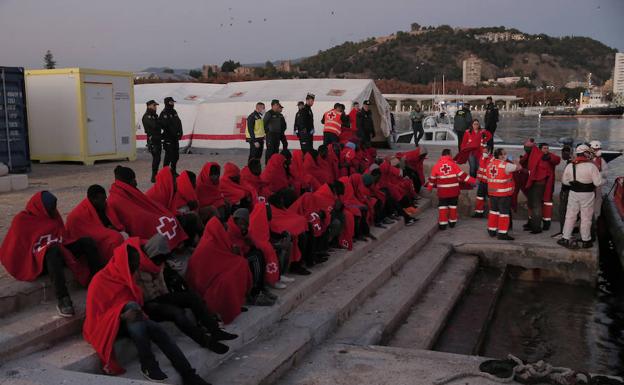 Rescatan una patera con 56 personas a bordo frente a las costas de Málaga