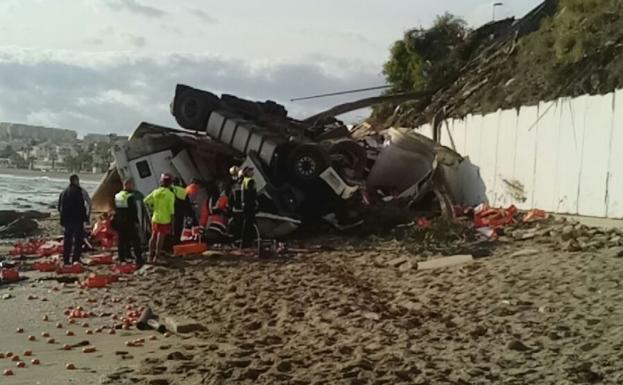 Muere un camionero al salirse de la A-7 y estrellarse en la playa a la altura de La Cala de Mijas