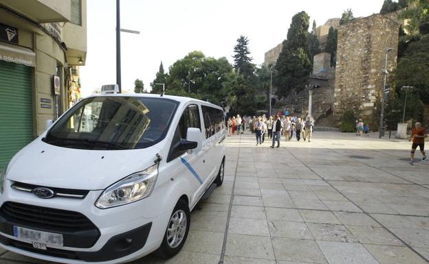 La mayoría de grandes municipios costeros de Málaga tienen déficit de taxis accesibles
