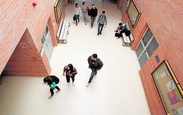 La bonificación de matrículas reduce las solicitudes de becas por los universitarios de la UMA