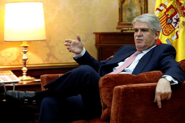 Alfonso Dastis cita a los alcaldes de Campo de Gibraltar para tranquilizarles sobre el 'Brexit'