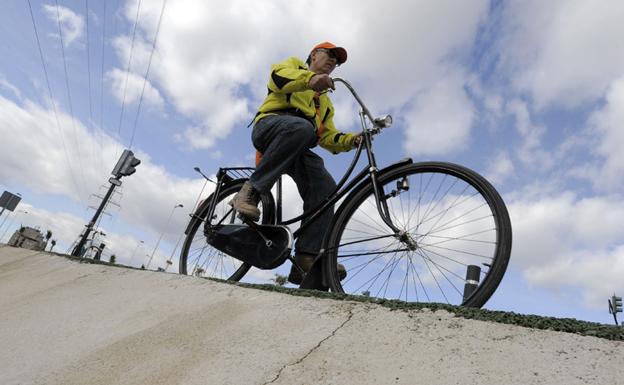 La DGT aclara su postura sobre el carné y el seguro para ciclistas
