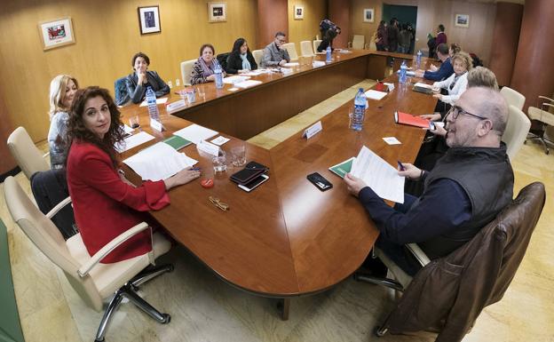 Los funcionarios sumarán media hora no presencial a su jornada para preparar tareas