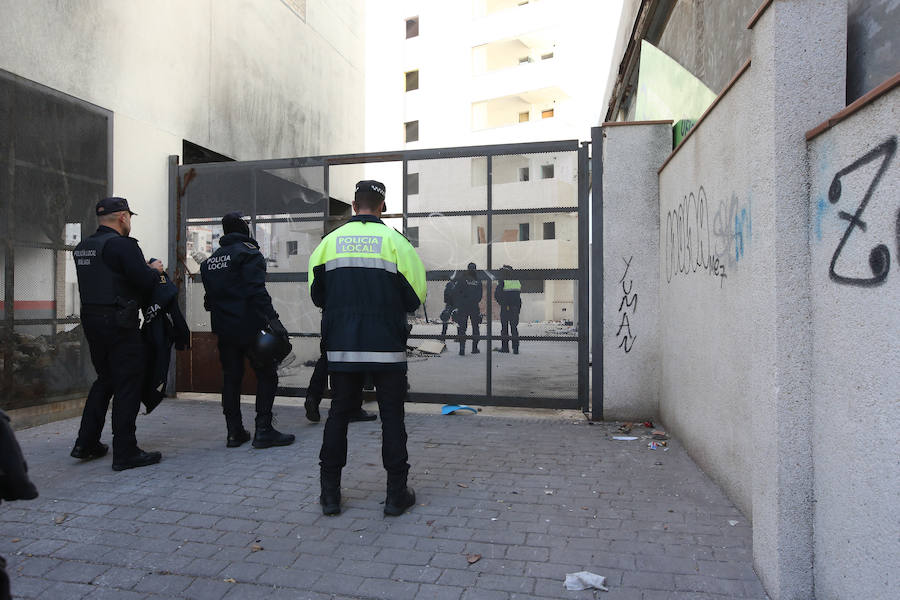 En fotos, la Policía Local entra en los edificios okupados de Juan XXIII