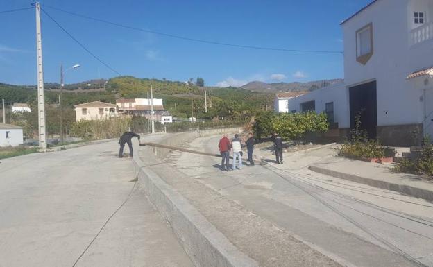 Un trabajador, trasladado al Hospital de la Axarquía tras caer de un poste de telefonía en Vélez