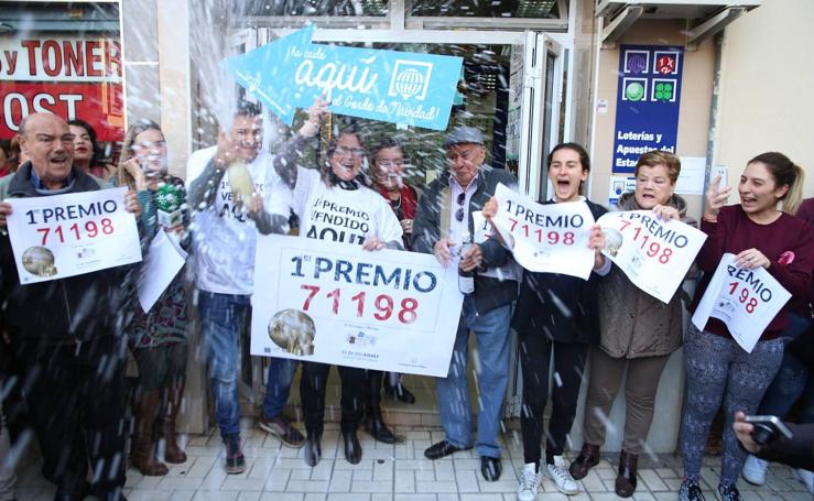Todas las fotos de los agraciados con el Gordo de la Lotería de Navidad en Málaga