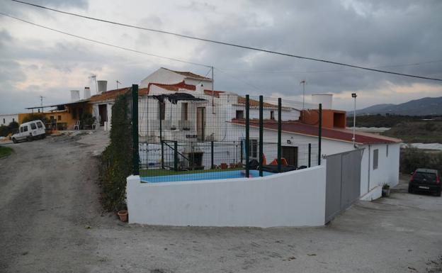 Muere un matrimonio intoxicado por un brasero de carbón en su cortijo de Algarrobo