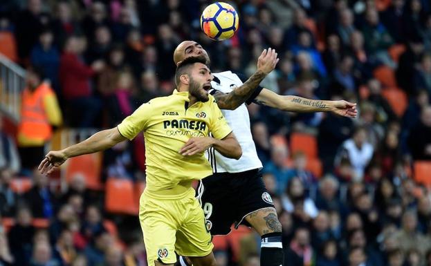 El Villarreal mantiene su idilio con Mestalla tras un tenso duelo