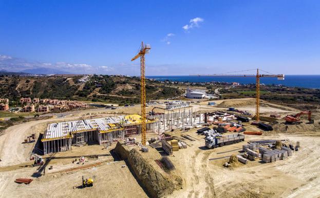 Estepona, una isla en medio de una parálisis generalizada