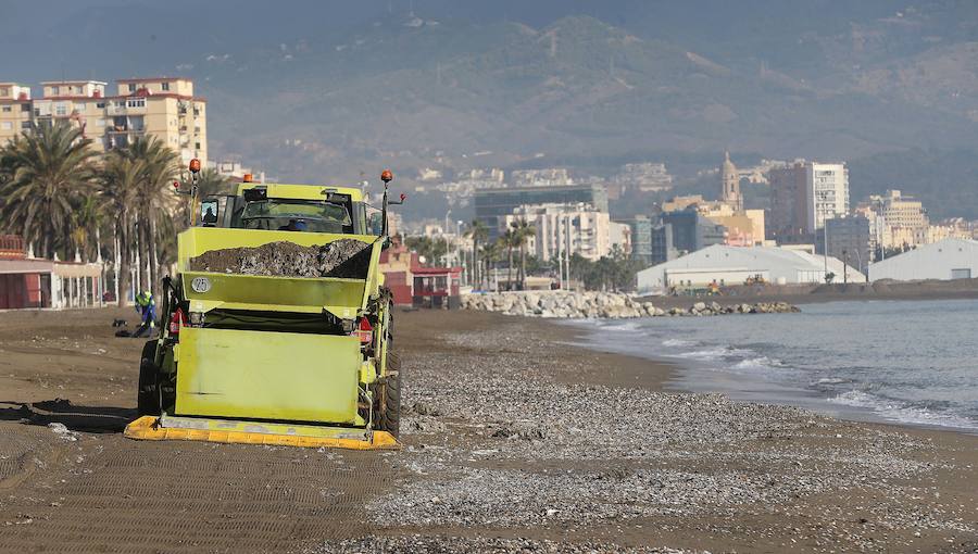 Así ha amanecido la playa de la Misericordia llena de basura y toallitas