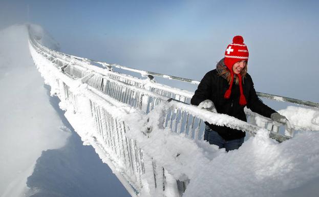 El impresionante puente colgante helado