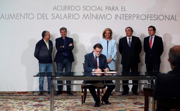 Rajoy firma una subida del salario mínimo del 4% para 2018, del 5% para 2019 y del 10% para 2020