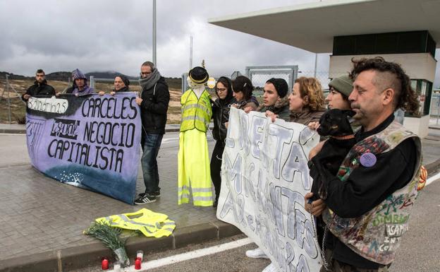 Asociaciones y colectivos se movilizan tras conocer la muerte de un inmigrante en las instalaciones de la prisión de Archidona