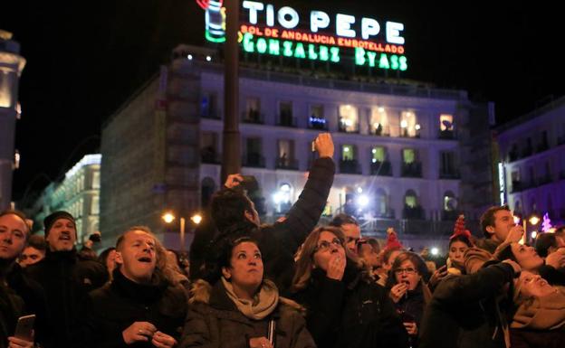 Unas 20.000 personas ensayan las campanadas en la Puerta del Sol