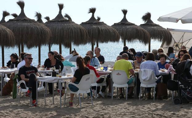 Las buenas temperaturas llenan las playas de Málaga el primer día del año
