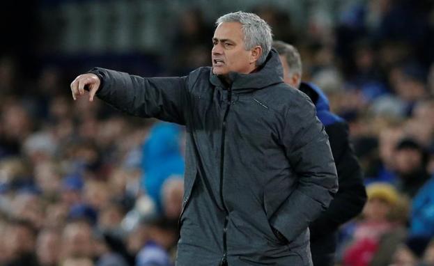 Mourinho niega que vaya a dejar el Manchester United