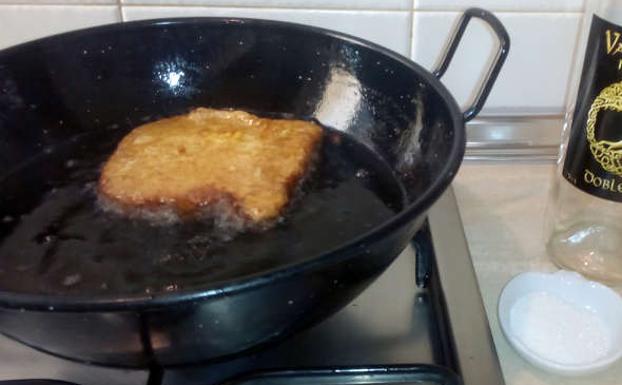 La propietaria de un bar tira aceite hirviendo sobre un ladrón que intentó robar la recaudación con un cuchillo de cocina