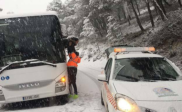 Una treintena de vehículos atrapados por la nieve en la Serranía