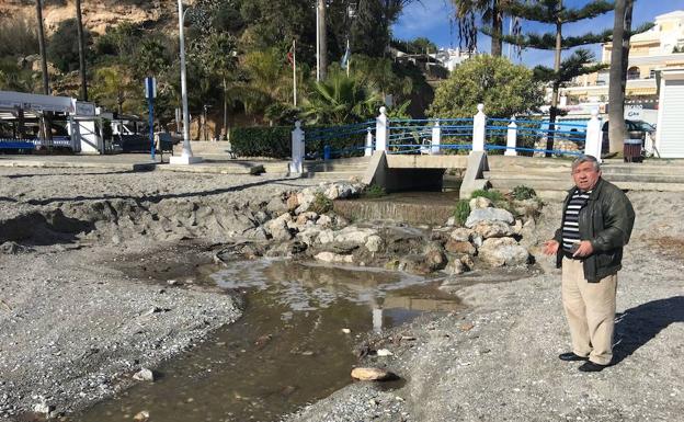 El Seprona investiga por orden judicial los vertidos fecales en las playas de Nerja