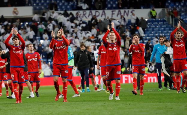 Silbidos y luces reivindicativas en la peor entrada del Bernabéu