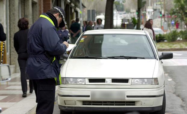 Agentes de la Policía Local de Benalmádena reciben formación sobre identificación de vehículos extranjeros