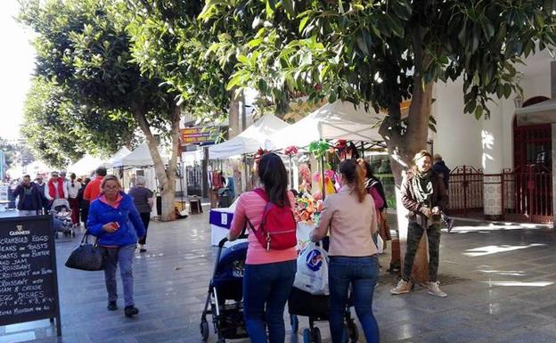 Torremolinos zanja la polémica con los artesanos y autoriza un mercadillo en el centro