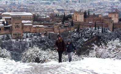 Las imágenes de la Alhambra nevada que dan la vuelta al mundo