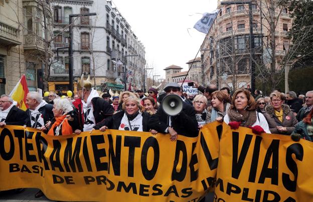 Granada sale a la calle contra mil días de aislamiento ferroviario