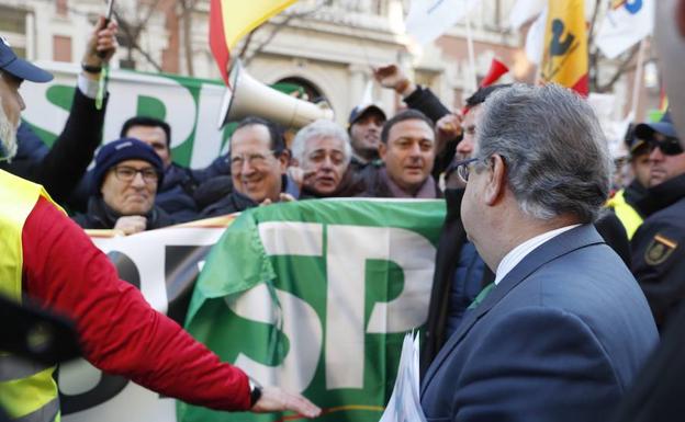 Interior ofrece a policías y guardias civiles una equiparación «total» con los Mossos