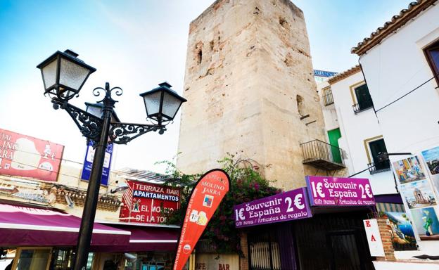 Torremolinos exigirá la retirada de la cartelería que oculta la Torre Pimentel