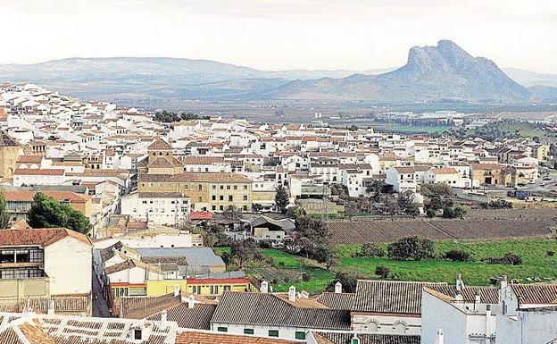 Cuatro personas, entre ellas una menor, resultan afectadas en el incendio de una vivienda en Antequera