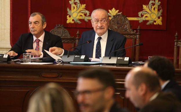 La retirada de honores a Utrera Molina enciende el debate previo al pleno